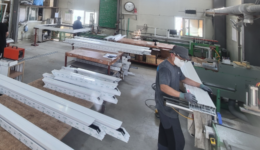 창틀 생산 이미지